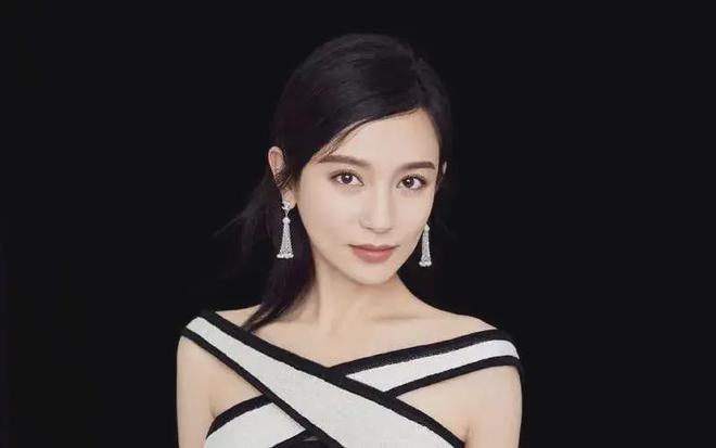 贾洋洋最新照片亮相，科技新品展现未来生活之美